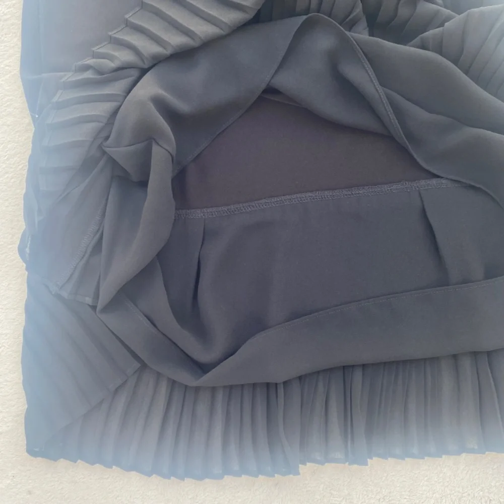 Micheal Kors Black Pleated Hem Shift Dress Size L Cap-Sleeves‎